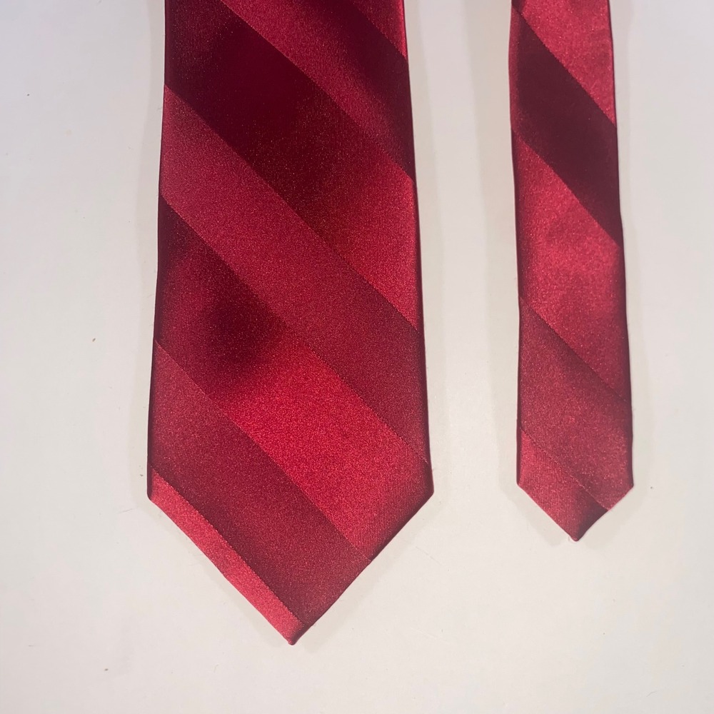 Jones New York Mens Red Tonal Diagonal Stripe 100% Silk Necktie RN121148